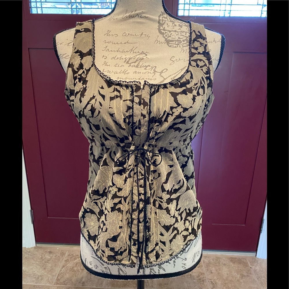 TAHARI clasp up top